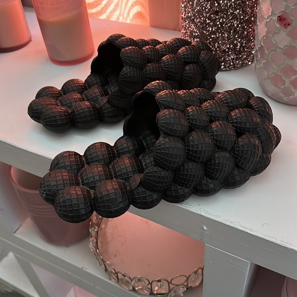 These are massage bubble slides. They are a size 9.. - Picture 3 of 3